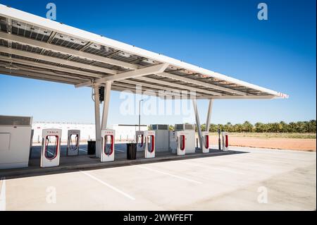 Une borne de recharge pour véhicule électrique Tesla Supercharger près de Dateland AZ, USA. Banque D'Images