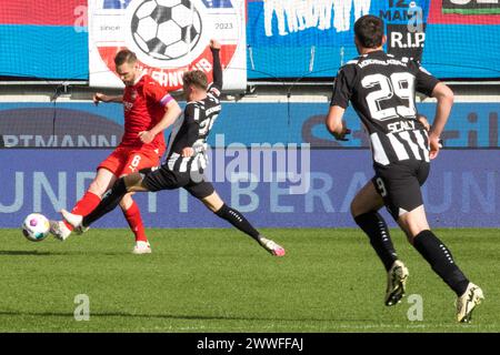 Match de football, le capitaine Patrick MAINKA 1.FC Heidenheim est parti en duel avec Robin HACK Borussia Moenchengladbach, Joe SALLY Borussia Moenchengladbach Banque D'Images