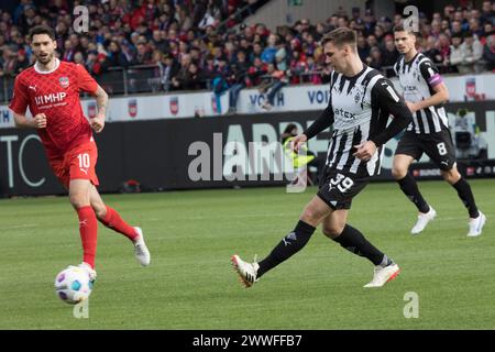 Match de football, Tim KLEINDIENST 1.FC Heidenheim, à gauche, regarde Maximilian WOeBER Borussia Moenchengladbach effectuer une passe dans les profondeurs Banque D'Images