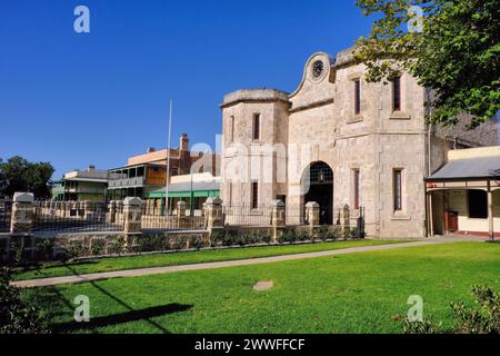 Entrée de la vieille prison de Fremantle et maisons des officiers supérieurs sur la terrasse, Fremantle, Perth, Australie occidentale Banque D'Images