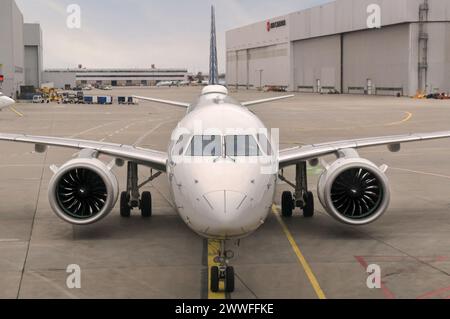 Toronto, Canada - 03 10 2024 : avion de ligne moderne Embraer E195-E2 appartenant à la compagnie aérienne canadienne porter Airlines assis sur le tarmac de Toronto Pearson Banque D'Images