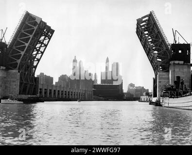 Chicago, Illinois, 13 septembre 1937 le vieux tas en ruine a disparu et ce pont en acier et en béton et cette autoroute accueillent les navires qui entrent dans la rivière Chicago depuis le lac Michigan. Le pont et l'allée sont des liens dans la promenade nord-sud du lac Shore. Banque D'Images