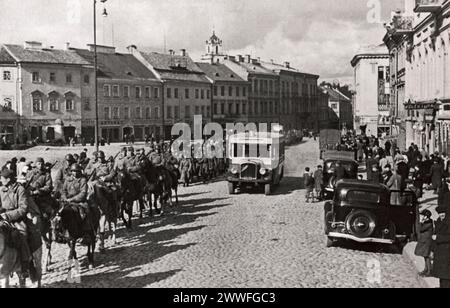 Vilnius, Lituanie, le 29 septembre 1939 L'Union de l'Armée rouge dans les rues de Wilno alors qu'ils traversent les villes et les villages de la Biélorussie occidentale. . Banque D'Images