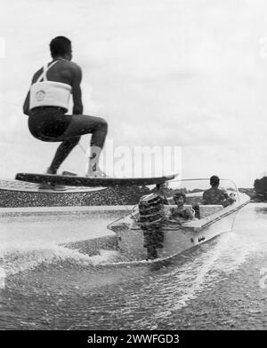 Callaway Gardens, Géorgie, 14 février 1964 Jimmy Jackson de Delray Beach, Floride, membre de l'équipe américaine victorieuse du tournoi mondial de ski nautique 1963, s'entraîne derrière l'élégant 1964 Merc 650 à Callaway Gardens en Géorgie. Banque D'Images