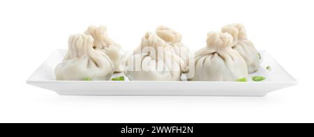 Assiette avec savoureux khinkali frais (boulettes) isolé sur blanc. Cuisine géorgienne Banque D'Images