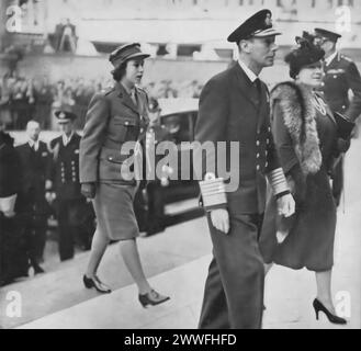 Une photographie d'avril 1945 montre le roi George VI, la reine Elizabeth I (la reine mère) et la princesse Elizabeth II assistant au service commémoratif du président Franklin D. Roosevelt. Cette occasion solennelle a réuni des membres de la famille royale britannique pour honorer le défunt président, reflétant la forte alliance entre le Royaume-Uni et les États-Unis pendant la seconde Guerre mondiale. Banque D'Images