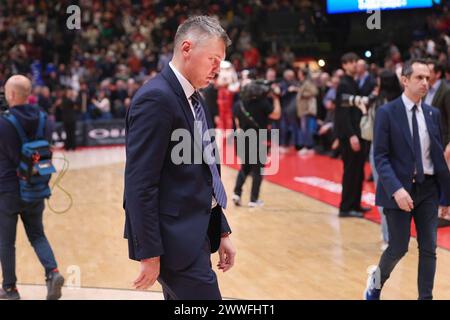 Milan, Italie. 23 mars 2024. Italie, Milan, 22 mars 2024 : Saras Jasikevicius (entraîneur-chef de Fenerbahce) quitte le terrain après la défaite à la fin du match de basket EA7 Emporio Armani Milan vs Fenerbahce Beko Istanbul, EuroLeague 2023-24 round 31 (image crédit : © Fabrizio Andrea Bertani/Pacific Press via ZUMA Press Wire) USAGE ÉDITORIAL SEULEMENT! Non destiné à UN USAGE commercial ! Banque D'Images