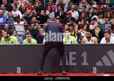 Milan, Italie. 23 mars 2024. Italie, Milan, 22 mars 2024 : Saras Jasikevicius (entraîneur-chef de Fenerbahce) donne des conseils au banc lors du match de basket EA7 Emporio Armani Milan vs Fenerbahce Beko Istanbul, EuroLeague 2023-24 round 31 (crédit image : © Fabrizio Andrea Bertani/Pacific Press via ZUMA Press Wire) USAGE ÉDITORIAL SEULEMENT! Non destiné à UN USAGE commercial ! Banque D'Images