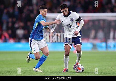 Londres, Royaume-Uni. 24 mars 2024. Jude Bellingham (R) d'Angleterre affronte Joao Gomes du Brésil lors du match international amical de football entre l'Angleterre et le Brésil à Londres, Grande-Bretagne, le 23 mars 2024. Crédit : Xinhua/Alamy Live News Banque D'Images