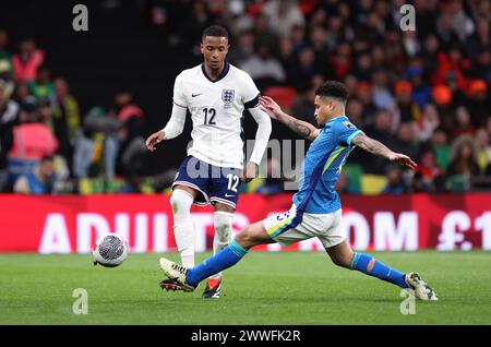 Londres, Royaume-Uni. 24 mars 2024. Ezri Konsa (G), de l'Angleterre, affronte Joao Gomes du Brésil lors du match amical international de football entre l'Angleterre et le Brésil à Londres, Grande-Bretagne, le 23 mars 2024. Crédit : Xinhua/Alamy Live News Banque D'Images