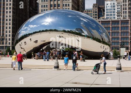 Chicago, Illinois - Millennium Park, SBC Plaza, Cloud Gate sculpture par Anish Kapoor. Banque D'Images