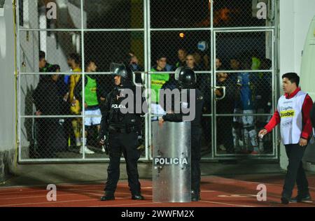 GYE-SUSPENDEN PARTIDO POR ALARMA Latacunga, sabado 23 de marzo del 2024 Una alarma en los exteriores del estadio la Cocha, de Latacunga, obligo a suspender el partido entre Nacional y Deportivo Cuenca que se jugaba por la 4 fecha del campeonato de futbol, y activar los Protocolos de seguridad. Fotos:Jorge PÃ rez/API Latacunga Cotopaxi Ecuador CLJ-GYE-SUSPENDENPARTIDOPORALARMA-b2ea8d49b74db0135b181bd66a95608 *** GYE SUSPENDU POUR ALARME Latacunga, samedi 23 mars 2024 une alarme devant le stade la Cocha, Latacunga, contraint de suspendre le MATCH entre Nacional et Deporti Banque D'Images