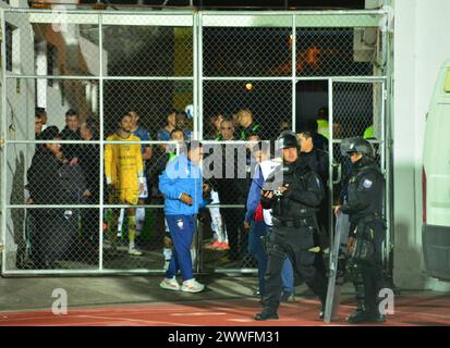 GYE-SUSPENDEN PARTIDO POR ALARMA Latacunga, sabado 23 de marzo del 2024 Una alarma en los exteriores del estadio la Cocha, de Latacunga, obligo a suspender el partido entre Nacional y Deportivo Cuenca que se jugaba por la 4 fecha del campeonato de futbol, y activar los Protocolos de seguridad. Fotos:Jorge PÃ rez/API Latacunga Cotopaxi Ecuador CLJ-GYE-SUSPENDENPARTIDOPORALARMA-5a5861efeb10e51244778cb37382de *** GYE SUSPENDU POUR ALARME Latacunga, samedi 23 mars 2024 une alarme devant le stade la Cocha, Latacunga, contraint de suspendre le MATCH entre Nacional et Deporti Banque D'Images