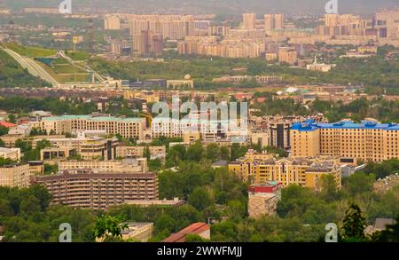 Almaty, Kazakhstan. Vue aérienne depuis le parc Kok-Tobe. Banque D'Images