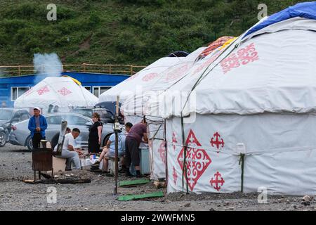 Kazakhstan, Parc national des lacs de Kolsay. Les vacanciers louent des yourtes pour des séjours de vacances. Banque D'Images