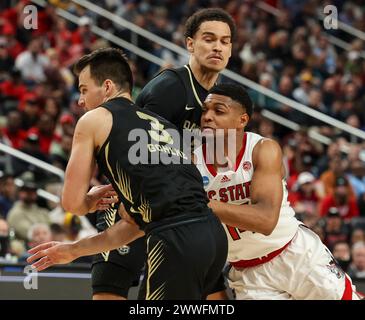 Pittsburgh, Pennsylvanie, États-Unis. 23 mars 2024. Casey Morsell (14 ans), le garde Wolfpack de Caroline du Nord, se fraie un chemin à travers un choix de l'attaquant Chris Conway (2 ans) des Grizzlies dorées d'Oakland, tout en essayant de se défendre contre Jack Gohlke (3 ans) au cours de la seconde moitié du match entre les Grizzlies dorées d'Oakland contre l'État de Caroline du Nord Wolfpack au deuxième tour du championnat de basket-ball masculin de la division I de la NCAA le 21 mars 2024 au PPG Paints Arena de Pittsburgh, PA. (Crédit image : © Nicholas T. Loverde/Cal Sport Media). Crédit : csm/Alamy Live News Banque D'Images