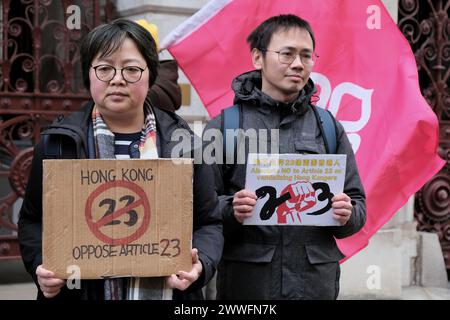 Londres, Royaume-Uni, 23 mars 2024. Des centaines de Britanniques-Hongkongais et de partisans ont organisé un rassemblement devant le Bureau des Affaires étrangères, du Commonwealth et du développement (FCDO), contre la promulgation d'une nouvelle loi sur la sécurité - "article 23". Les militants qui ont ensuite défilé vers le bureau économique et commercial de Hong Kong ont appelé le ministre des Affaires étrangères Lord Cameron à imposer des sanctions au gouvernement de Hong Kong. Crédit : onzième heure photographie/Alamy Live News Banque D'Images