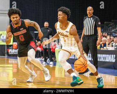 23 mars 2024 : le garde de Bethune-Cookman Zion Harmon (1) est défendu par le garde de l'État de l'Arkansas Caleb Fields (0) lors de la 2e mi-temps du RO College Basketball Invitational entre Arkansas State Red Wolves et Bethune Cookman Wildcats. Arkansas State bat Bethune Cookman 86-85 à Ocean Center à Daytona Beach, FL. Romeo T Guzman/Cal Sport Media Banque D'Images