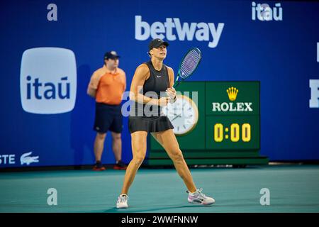 Miami Gardens, Floride, États-Unis. 23 mars 2024. Anhelina Kalinina (UKR) vs Aryna Sabalenka (bel) lors du tournoi mondial de tennis à l'Open de Miami 2024 propulsé par Itau. Crédit : Yaroslav Sabitov/YES Market Media/Alamy Live News. Banque D'Images