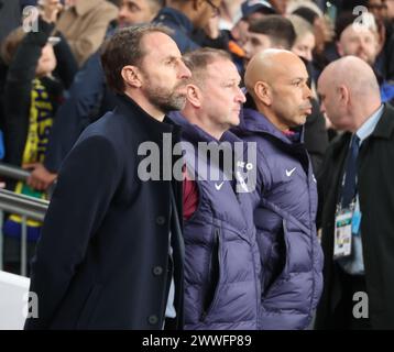 Londres, Royaume-Uni. 23 mars 2024. L-R Gareth Southgate entraîneur-chef de l'Angleterre entraîneur adjoint Steve Holland et l'entraîneur Paul Nevin pendant le match de football amical international entre l'Angleterre et le Brésil au stade de Wembley, Londres, Royaume-Uni - 23 mars 2024. Crédit : action Foto Sport/Alamy Live News Banque D'Images