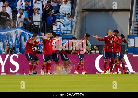 Frisco, Texas, États-Unis. 23 mars 2024. Les joueurs du Costa Rica se tournent vers les officiels alors que les fans du Honduras jettent des liquides dans les tribunes de l’équipe après avoir marqué leur troisième but du match lors du match de la Ligue des Nations de la CONCACAF samedi à Frisco, au Texas. (Crédit image : © Brian McLean/ZUMA Press Wire) USAGE ÉDITORIAL SEULEMENT! Non destiné à UN USAGE commercial ! Crédit : ZUMA Press, Inc/Alamy Live News Banque D'Images