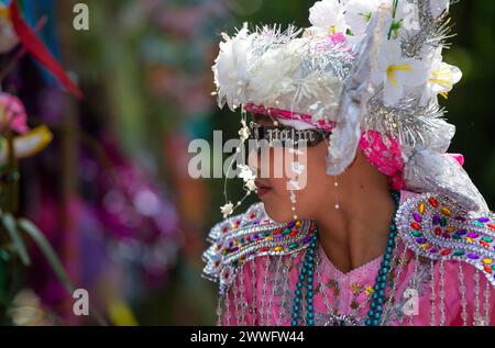 Chiang mai, Thaïlande. 23 mars 2024. Un jeune garçon ethnique Shan vêtu d'un costume orné vu lors d'une célébration annuelle de Poy a chanté long, un rite traditionnel de passage pour les garçons à initier comme novices bouddhistes au temple Wat Ku Tao. Poy sang long est une cérémonie d'ordination des novices bouddhistes, du peuple tribal thaïlandais Yai, mais contrairement à toute autre cérémonie de ce type dans le pays. Les jeunes garçons âgés de 7 à 14 ans sont ordonnés novices pour apprendre les doctrines bouddhistes. Crédit : SOPA images Limited/Alamy Live News Banque D'Images