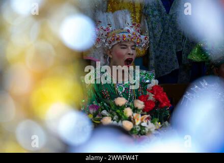 Chiang mai, Thaïlande. 23 mars 2024. Un jeune garçon ethnique Shan vêtu d'un costume coloré bâille après une longue procession annuelle de Poy chanté, un rite de passage traditionnel pour les garçons initiés comme novices bouddhistes au temple Wat Ku Tao. Poy sang long est une cérémonie d'ordination des novices bouddhistes, du peuple tribal thaïlandais Yai, mais contrairement à toute autre cérémonie de ce type dans le pays. Les jeunes garçons âgés de 7 à 14 ans sont ordonnés novices pour apprendre les doctrines bouddhistes. Crédit : SOPA images Limited/Alamy Live News Banque D'Images