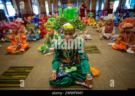 Chiang mai, Thaïlande. 23 mars 2024. Les jeunes garçons Shan de l'ethnie vêtus de costumes colorés attendent une longue procession annuelle de Poy sang, un rite de passage traditionnel pour les garçons à initier en tant que novices bouddhistes, au temple Wat Ku Tao. Poy sang long est une cérémonie d'ordination des novices bouddhistes, du peuple tribal thaïlandais Yai, mais contrairement à toute autre cérémonie de ce type dans le pays. Les jeunes garçons âgés de 7 à 14 ans sont ordonnés novices pour apprendre les doctrines bouddhistes. Crédit : SOPA images Limited/Alamy Live News Banque D'Images