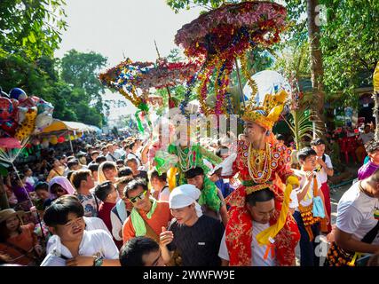 Les jeunes garçons Shan de l'ethnie vêtus de costumes colorés sont portés sur les épaules des membres de leur famille lors d'une longue procession annuelle de Poy sang, un rite de passage traditionnel pour les garçons initiés comme novices bouddhistes au temple Wat Ku Tao. Poy sang long est une cérémonie d'ordination des novices bouddhistes, du peuple tribal thaïlandais Yai, mais contrairement à toute autre cérémonie de ce type dans le pays. Les jeunes garçons âgés de 7 à 14 ans sont ordonnés novices pour apprendre les doctrines bouddhistes. (Photo de Pongmanat Tasiri/SOPA images/Sipa USA) Banque D'Images