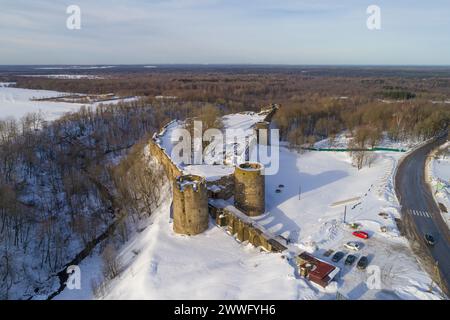 Vue sur l'ancienne forteresse de Koporye un jour de février. Prise de vue à partir d'un quadricoptère. Oblast de Leningrad, Russie Banque D'Images