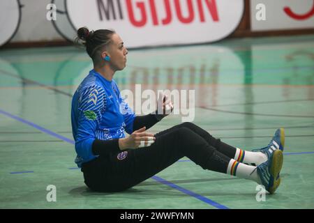 Gijón, Espagne. 23 mars 2024. La gardienne de motive.co Gijón Balonmano la Calzada, Raquel Álvarez (1) regrette une chance lors de la 22ème Journée de la Liga Guerreras Iberdrola 2023-24 entre motive.co Gijón Balonmano la Causeway et le KH-7 BM. Granollers, le 23 mars 2024, au Pavillon la Arena, à Gijón, Espagne. (Photo d'Alberto Brevers/Pacific Press) crédit : Pacific Press Media production Corp./Alamy Live News Banque D'Images