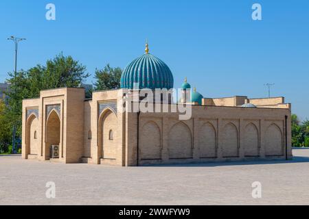 Ancienne Madrasah MuYi Muborak par une journée ensoleillée. Complexe religieux de Hazrati Imam. Tachkent, Ouzbékistan Banque D'Images