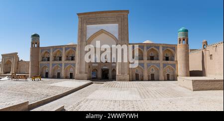 L'ancienne madrasah Kutlug-Murad-Inaka un jour ensoleillé de septembre (panorama). Khiva, Ouzbékistan Banque D'Images