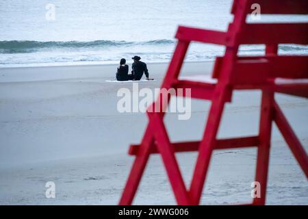 Couple profitant de la solitude tôt le matin à Jacksonville Beach dans le nord-est de la Floride. (ÉTATS-UNIS) Banque D'Images