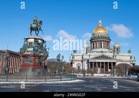 SAINT-PÉTERSBOURG, RUSSIE - 02 AVRIL 2023 : vue du monument à l'empereur russe Nicolas Ier et tenue Cathédrale d'Isaac par une journée ensoleillée d'avril Banque D'Images