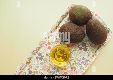 huile et tranche d'avocat sur table en bois Banque D'Images