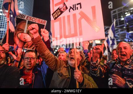 Israël. 23 mars 2024. Des milliers de manifestants contre le premier ministre Benjamin Netanyahou se sont joints aux familles d’otages israéliennes pour exiger un accord immédiat sur les otages, un cessez-le-feu et des élections générales dans l’État d’Israël. Des affrontements avec la police israélienne ont eu lieu après que des manifestants eurent allumé quelques feux de camp devant le quartier général des FDI et sur l'autoroute Ayalon, 15 ont été arrêtés. Tel Aviv, Israël. 23 mars 2024. (Matan Golan/Sipa USA). Crédit : Sipa USA/Alamy Live News Banque D'Images