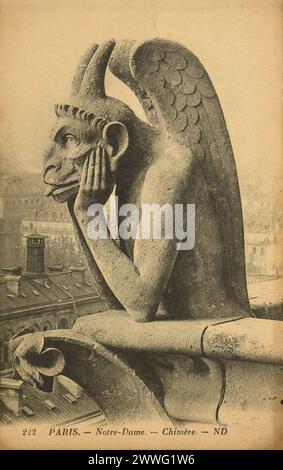 Carte postale noire et blanche d'une statue chimère grotesque sur le toit de la cathédrale notre-Dame de Paris, France, publiée en 1906 Banque D'Images