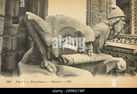 Carte postale noire et blanche d'une statue chimère grotesque sur le toit de la cathédrale notre-Dame de Paris, France, publiée en 1906 Banque D'Images