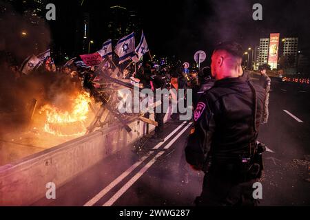 Israël. 23 mars 2024. Des milliers de manifestants contre le premier ministre Benjamin Netanyahou se sont joints aux familles d’otages israéliennes pour exiger un accord immédiat sur les otages, un cessez-le-feu et des élections générales dans l’État d’Israël. Des affrontements avec la police israélienne ont eu lieu après que des manifestants eurent allumé quelques feux de camp devant le quartier général des FDI et sur l'autoroute Ayalon, 15 ont été arrêtés. Tel Aviv, Israël. 23 mars 2024. (Matan Golan/Sipa USA). Crédit : Sipa USA/Alamy Live News Banque D'Images