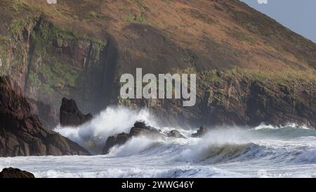 Les vagues s'écrasent sur les rochers de Freshwater East Beach, Pembrokeshire, pays de Galles Banque D'Images