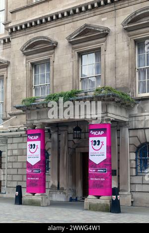 LONDRES, Royaume-Uni - 19 MARS 2024 : bannières publicitaires pour la journée caritative ICAP Group 2024 sur une entrée latérale du Mansion House Banque D'Images