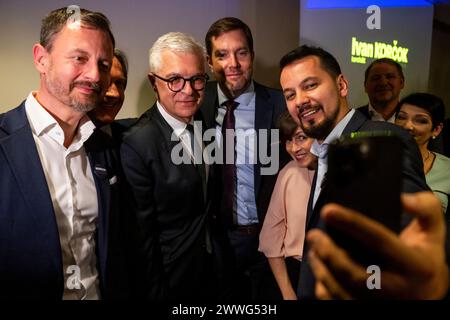 Bratislava, Slovaquie. 24 mars 2024. Candidat à la présidence Ivan Korcok, 2ème à gauche, après le premier tour des élections présidentielles à Bratislava, Slovaquie, 24 mars 2024. À gauche se trouve l'ancien premier ministre slovaque Eduard Heger. Crédit : Ondrej Deml/CTK photo/Alamy Live News Banque D'Images