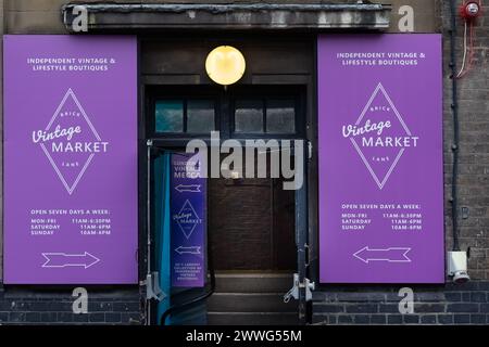 LONDRES, Royaume-Uni - 19 MARS 2024 : entrée et panneaux à l'extérieur du marché vintage dans le bâtiment Old Truman Brewery sur Brick Lane Banque D'Images