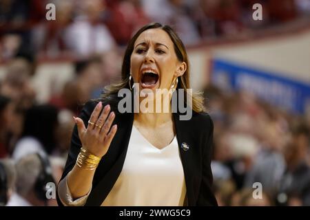 Bloomington, États-Unis. 23 mars 2024. L'entraîneuse Carly Thibault-DuDonis entraîne contre l'Université de l'Indiana lors d'un tournoi de basketball féminin de la NCAA au Simon Skjodt Assembly Hall . Indiana a gagné 89-56. (Photo de Jeremy Hogan/SOPA images/Sipa USA) crédit : Sipa USA/Alamy Live News Banque D'Images