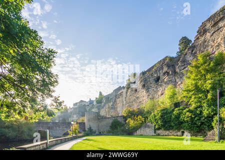 Luxembourg ville (Luxembourg, Lëtzebuerg) : promontoire de Rock Bock, mur de Venceslas, pont Stierchen, rivière Alzette in, Luxembourg, Luxembourg Banque D'Images