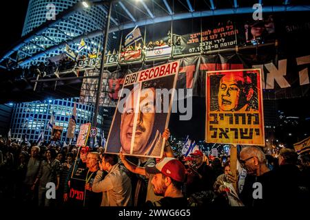 Tel Aviv, Israël. 23 mars 2024. Des manifestants israéliens brandissent des pancartes anti-premier ministre Benjamin Netanyahou lors d'une manifestation. Samedi, des milliers d’Israéliens ont organisé des manifestations à travers Israël contre le gouvernement actuel dirigé par le premier ministre Benjamin Netanyahu et ont exigé un accord d’otages avec le Hamas. Crédit : SOPA images Limited/Alamy Live News Banque D'Images