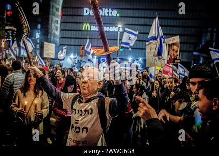 Tel Aviv, Israël. 23 mars 2024. Un manifestant porte le masque du premier ministre israélien Benjamin Netanyahu lors d'une manifestation. Samedi, des milliers d’Israéliens ont organisé des manifestations à travers Israël contre le gouvernement actuel dirigé par le premier ministre Benjamin Netanyahu et ont exigé un accord d’otages avec le Hamas. Crédit : SOPA images Limited/Alamy Live News Banque D'Images