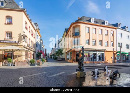 Bitburg : Rue Hauptstraße, vieille ville, zone piétonne à Eiffel, Rhénanie-Palatinat, Allemagne Banque D'Images