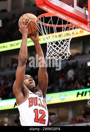 Chicago, États-Unis. 23 mars 2024. Les Chicago Bulls gardent Ayo Dosunmu dunks lors d'un match de saison régulière entre les Boston Celtics et les Chicago Bulls à Chicago, aux États-Unis, le 23 mars 2024. Crédit : Joel Lerner/Xinhua/Alamy Live News Banque D'Images